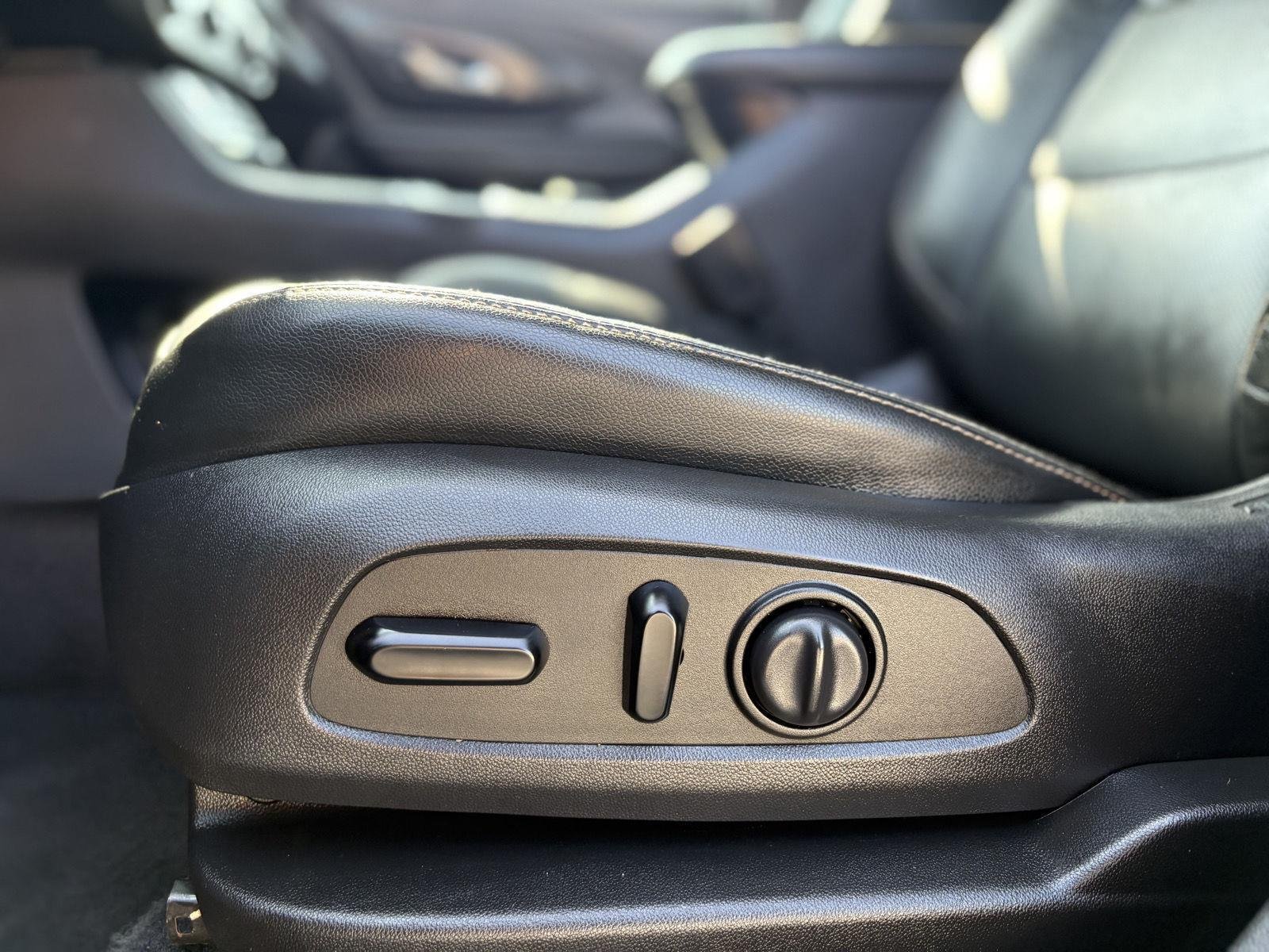 Used 2020 Ebony Twilight Metallic GMC SLT image 10