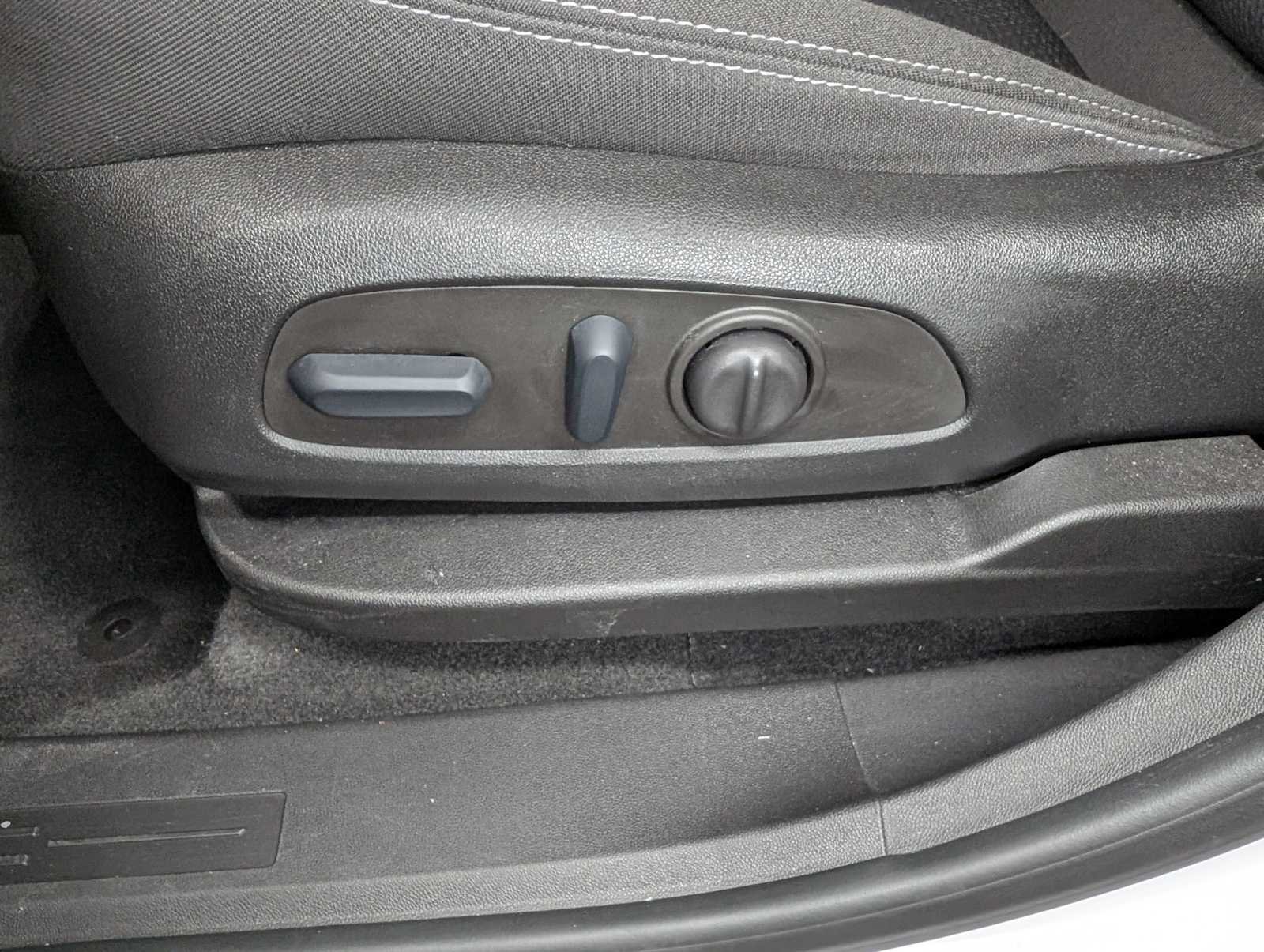 Used 2023 Summit White GMC SLE image 32