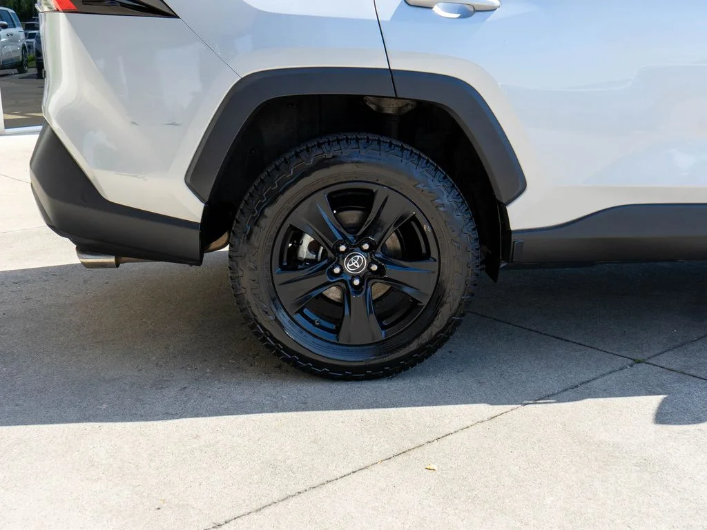 Used 2019 Silver Toyota XLE image 31