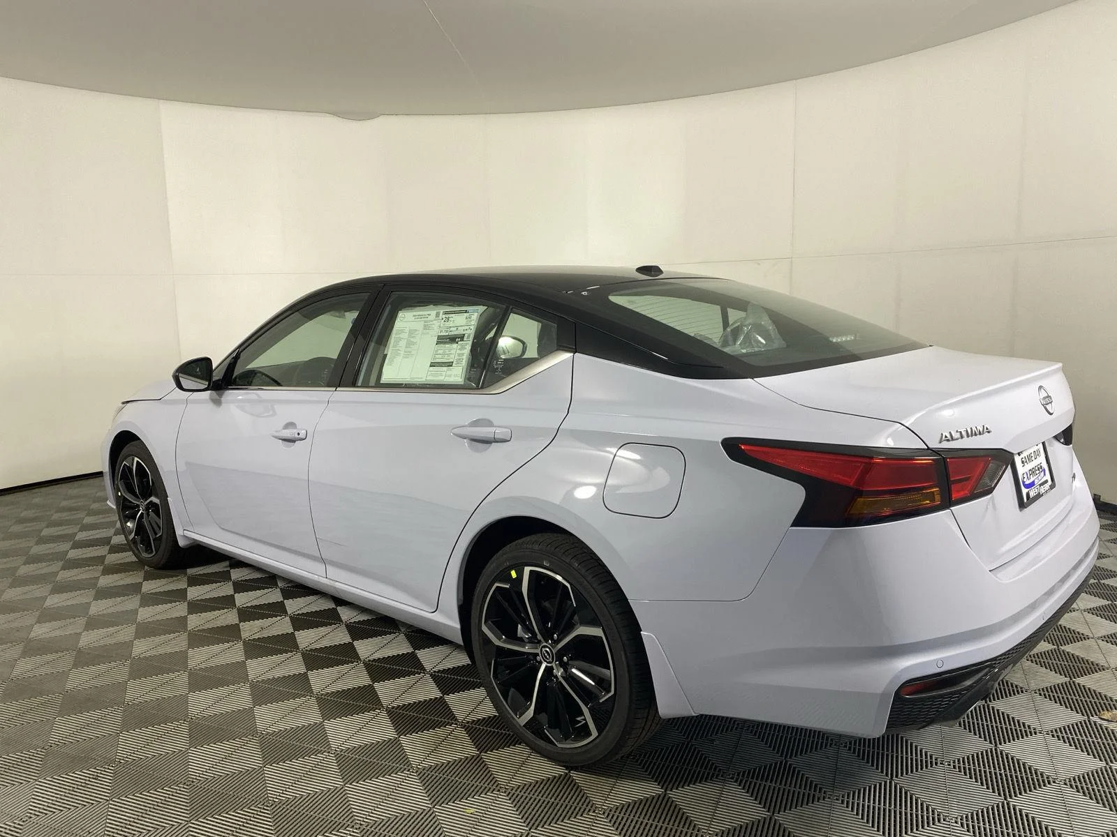 New 2026 Gray Sky Pearl / Super Black Two-tone Nissan SR image 17