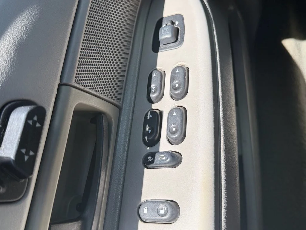 Used 2005 Silver Ford LX image 25