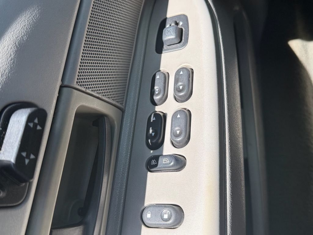 Used 2005 Silver Ford LX image 25