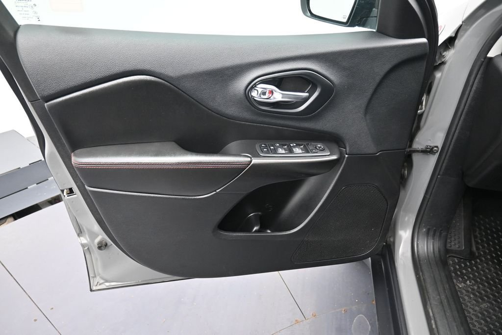 Used 2019 Sting Gray Clearcoat Jeep Trailhawk image 9