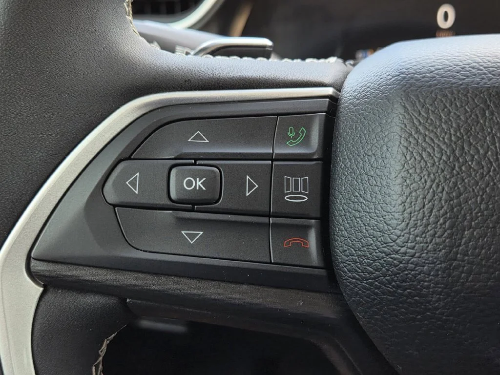 Used 2023 Red Jeep Laredo image 18