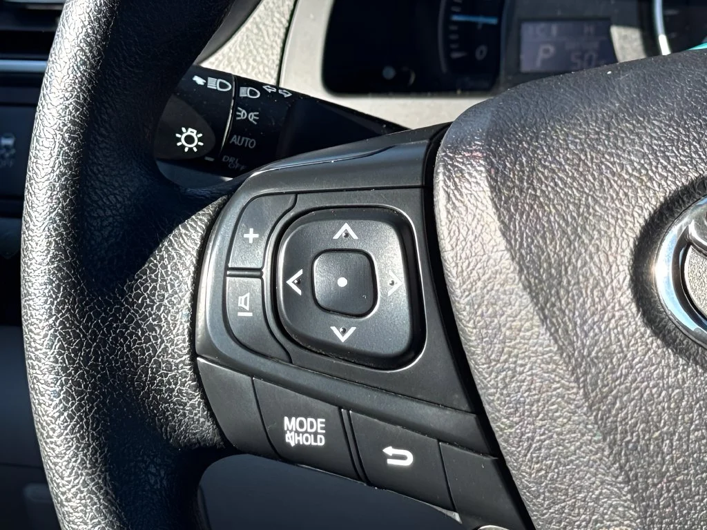 Used 2015 White Toyota LE image 14