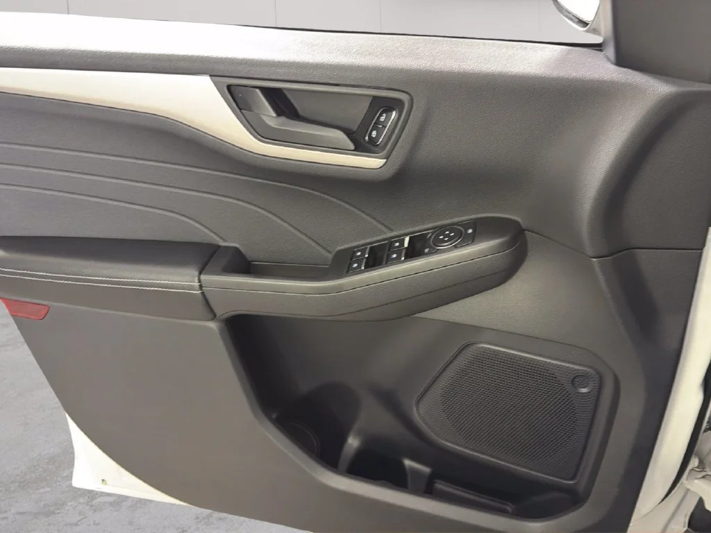 Used 2022  Ford SE image 25