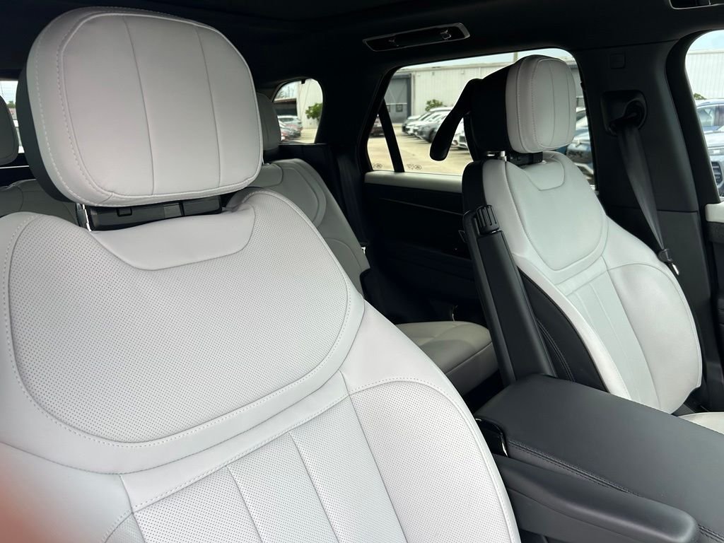 Used 2024 White Land Rover Dynamic SE image 39