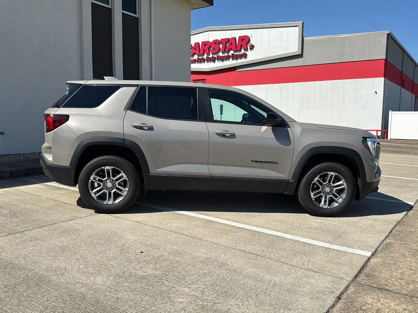 Used 2026 Riverstone Metallic GMC FWD Elevation image 12