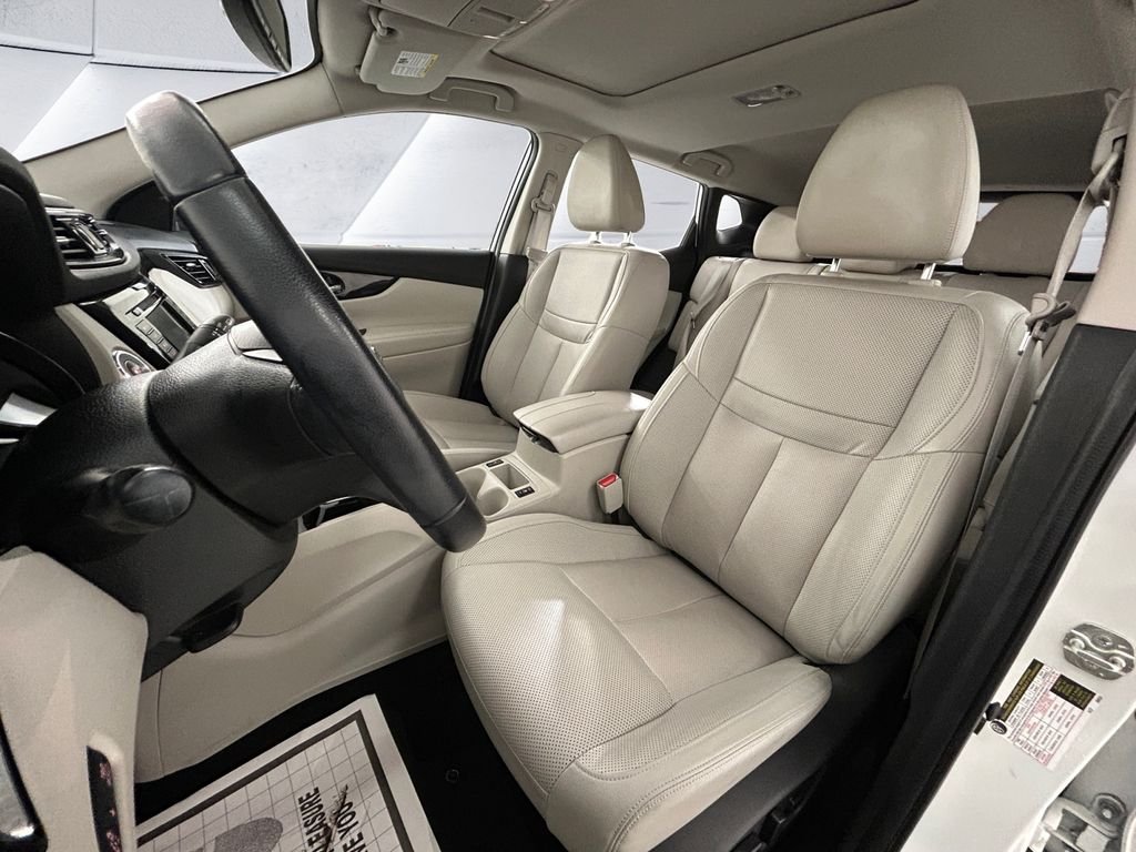 Used 2021 White Nissan SL image 8