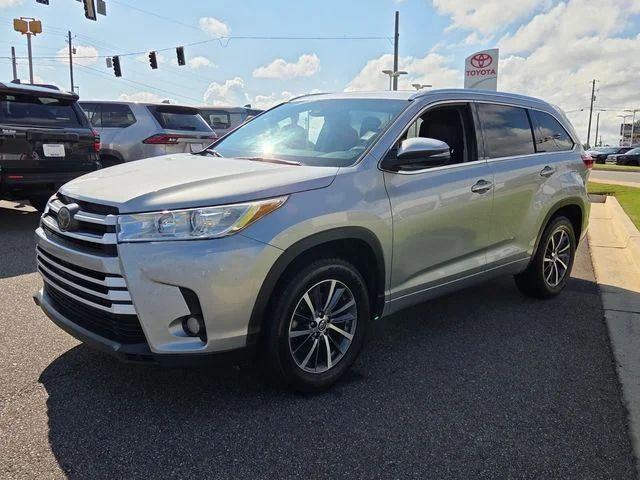 Used 2017 Silver Toyota XLE image 3