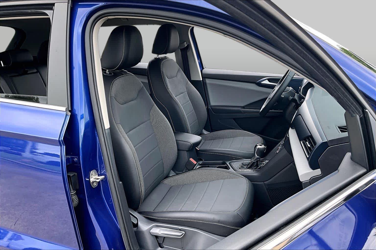 Used 2022 Dusk Blue Metallic Volkswagen SE image 8