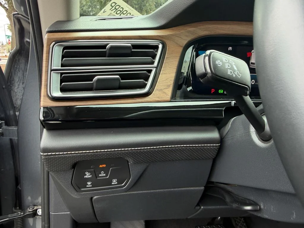 Used 2025  Volkswagen 2.0T SE w/Technology image 22