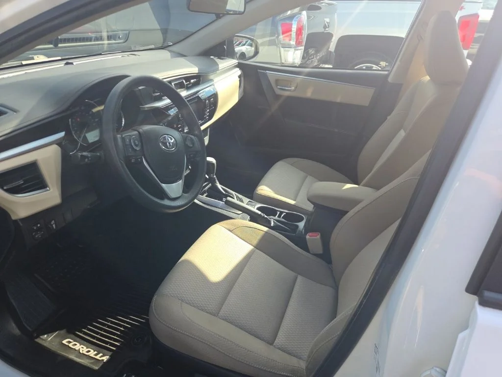 Used 2016  Toyota LE image 3