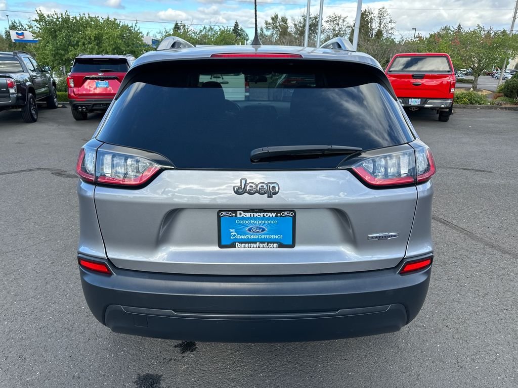 Used 2019 Silver Jeep Latitude image 5