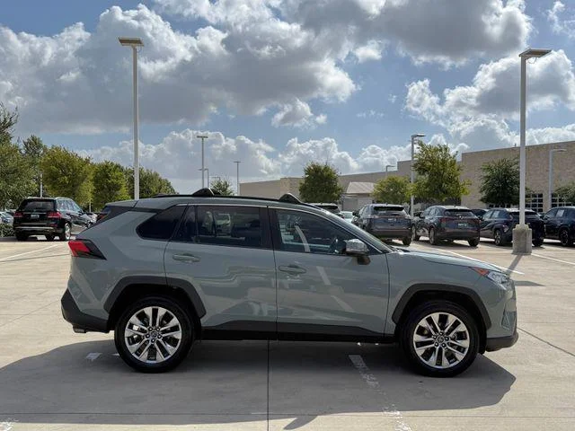 Certified Used 2019 LUNAR ROCK Toyota XLE Premium image 6