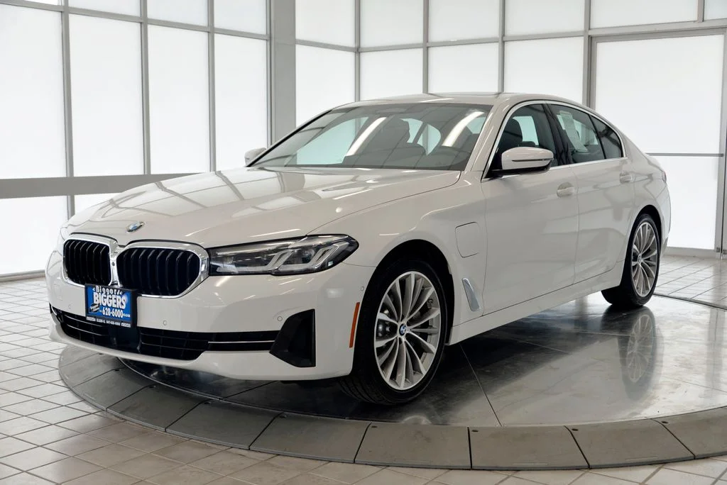 Used 2021 White BMW 530e iPerformance image 4