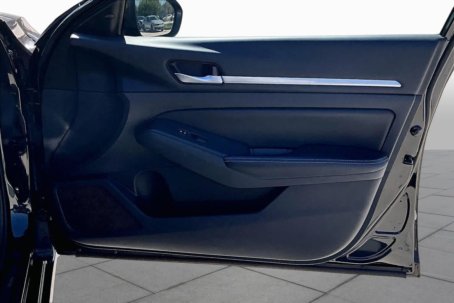 Used 2022 Super Black Nissan 2.5 SV image 20