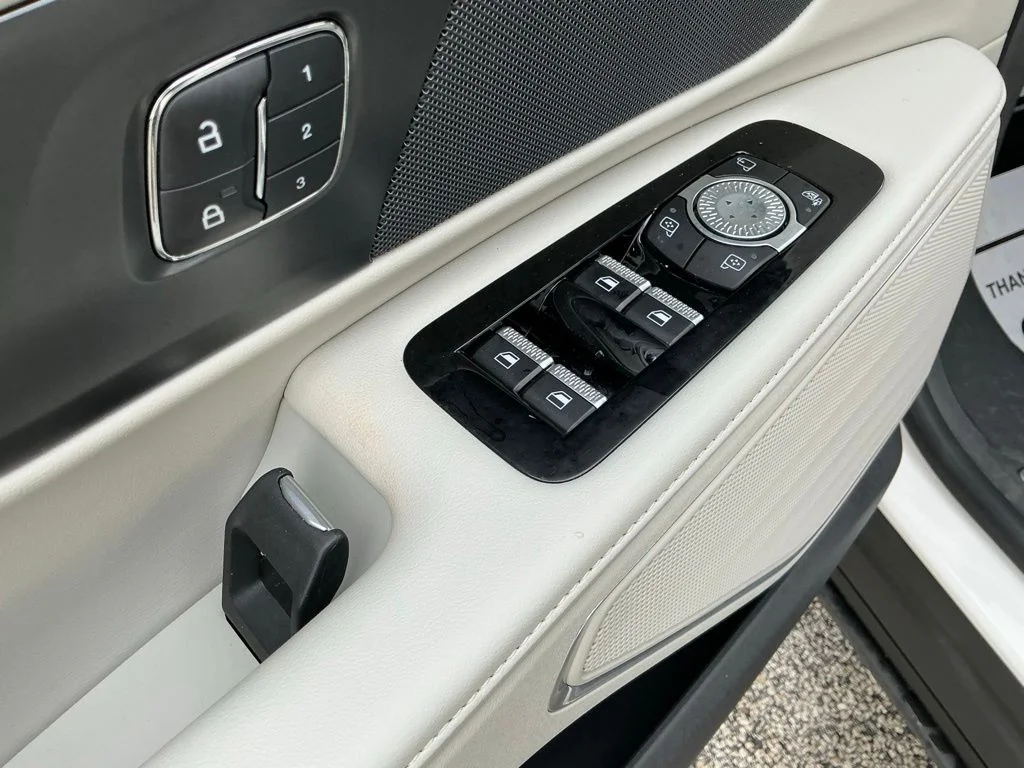 Used 2026 White Lincoln Premiere image 33