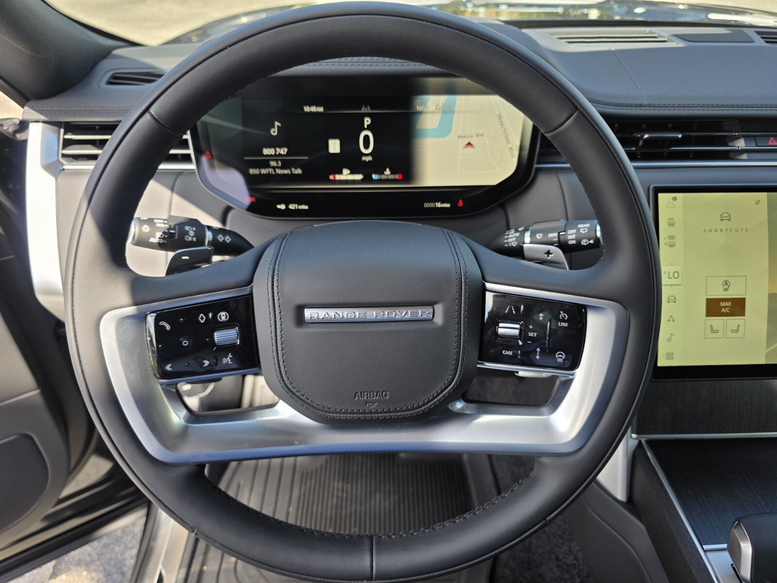 New 2027 Santorini Black Land Rover P400 SE image 16