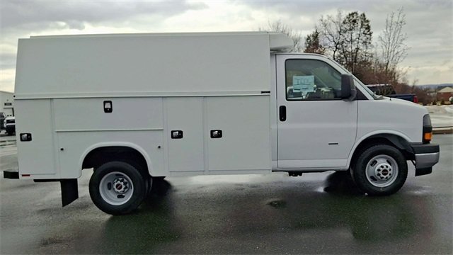 New 2025 Summit White GMC 1WT image 2