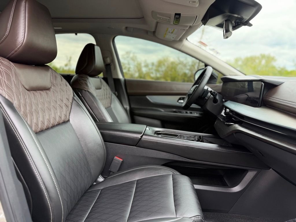Certified Used 2025 Gold Nissan Platinum image 29