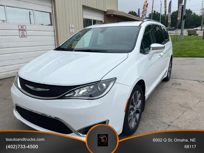 Used 2018 White Chrysler Limited Minivan 4D image 2