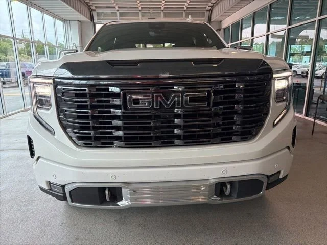 Used 2024 White Frost Tricoat GMC Denali Ultimate image 2