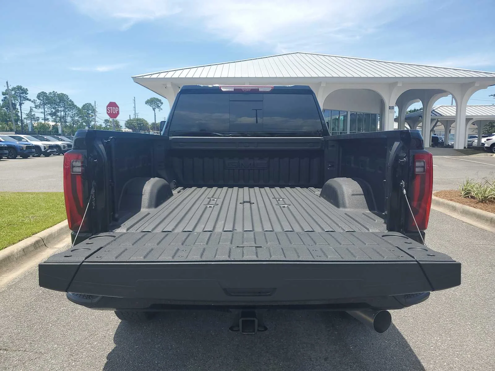 Used 2025 Onyx Black GMC Denali Ultimate image 5
