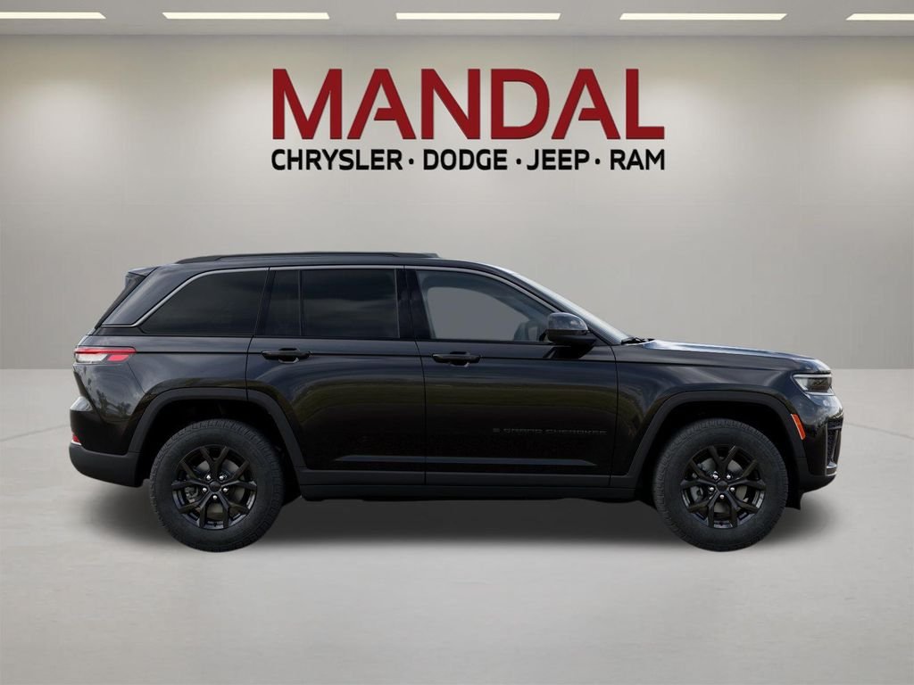 New 2026 Diamond Black Crystal Pearl-Coat Exterior Paint Jeep Laredo Altitude image 21