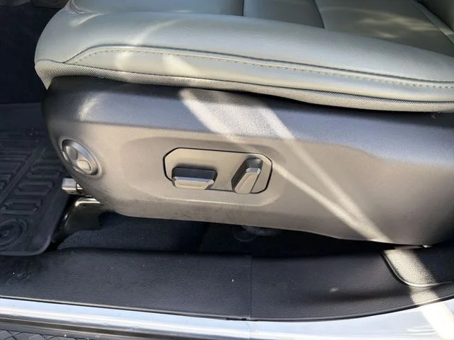 Used 2025 White Jeep Mojave image 19