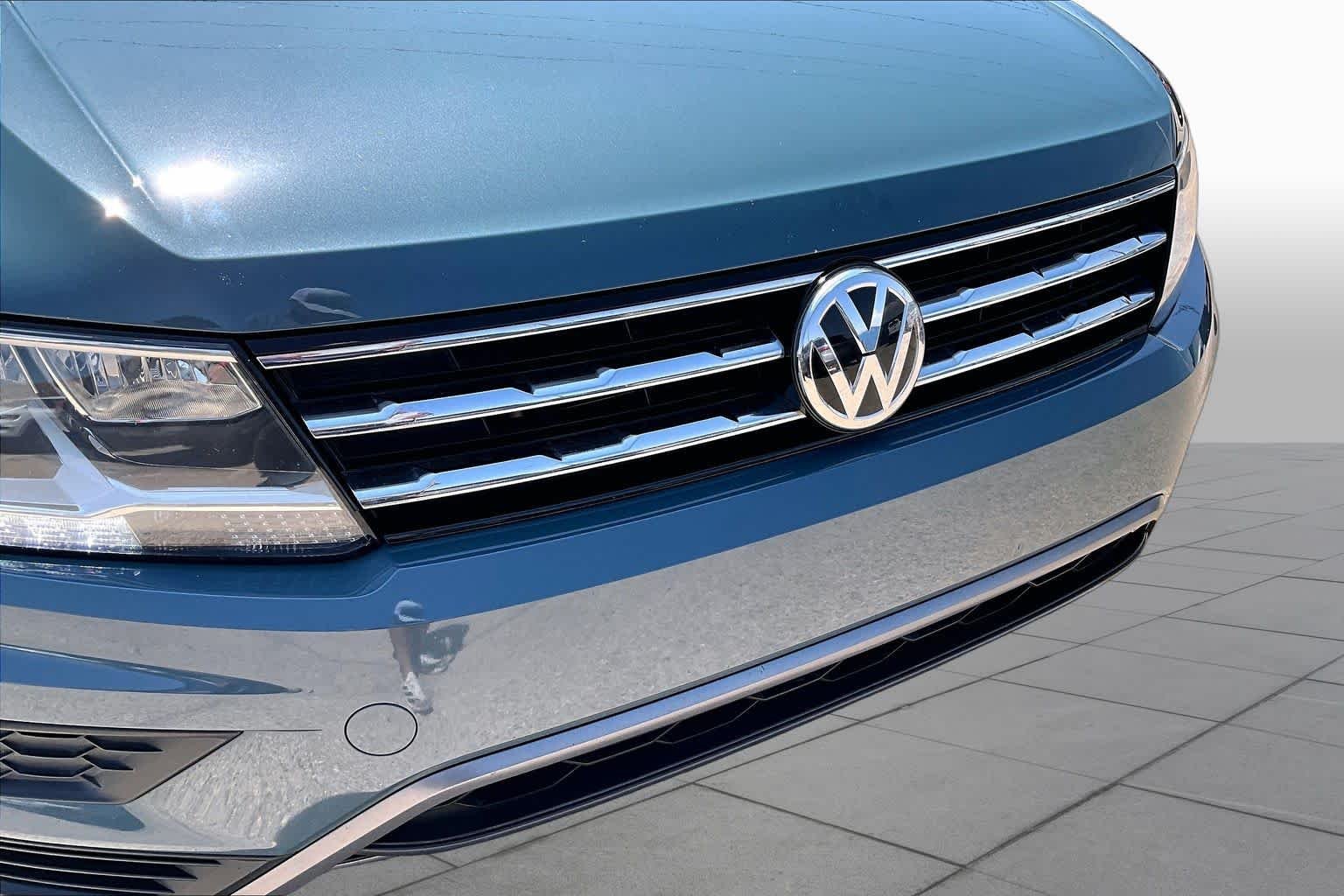 Used 2020 Stone Blue Metallic Volkswagen SE image 30