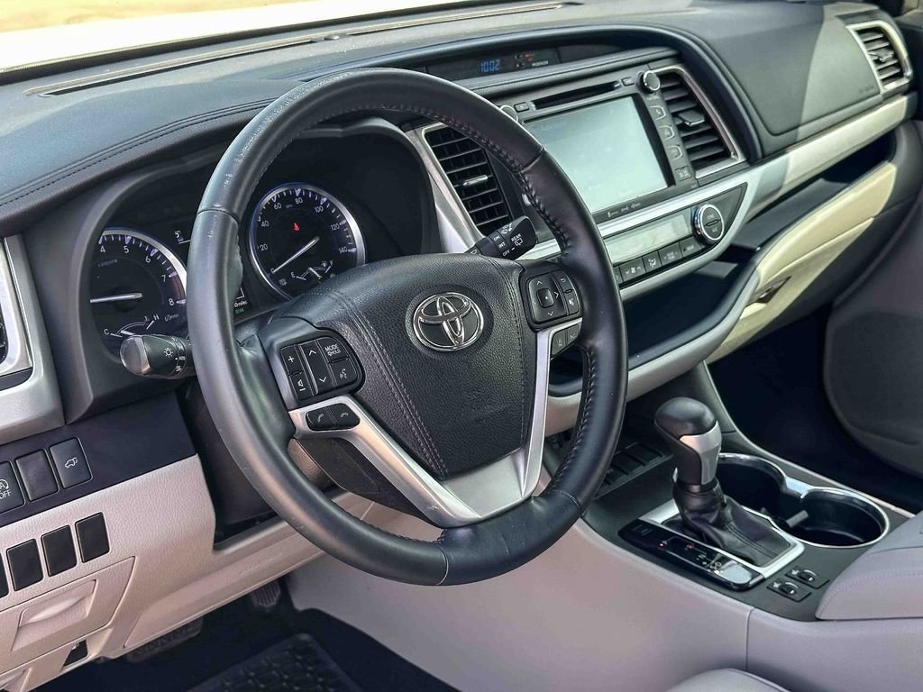Used 2018 White Toyota XLE image 12
