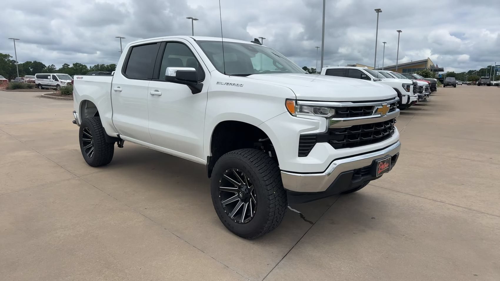 Used 2025 White Chevrolet LT image 3