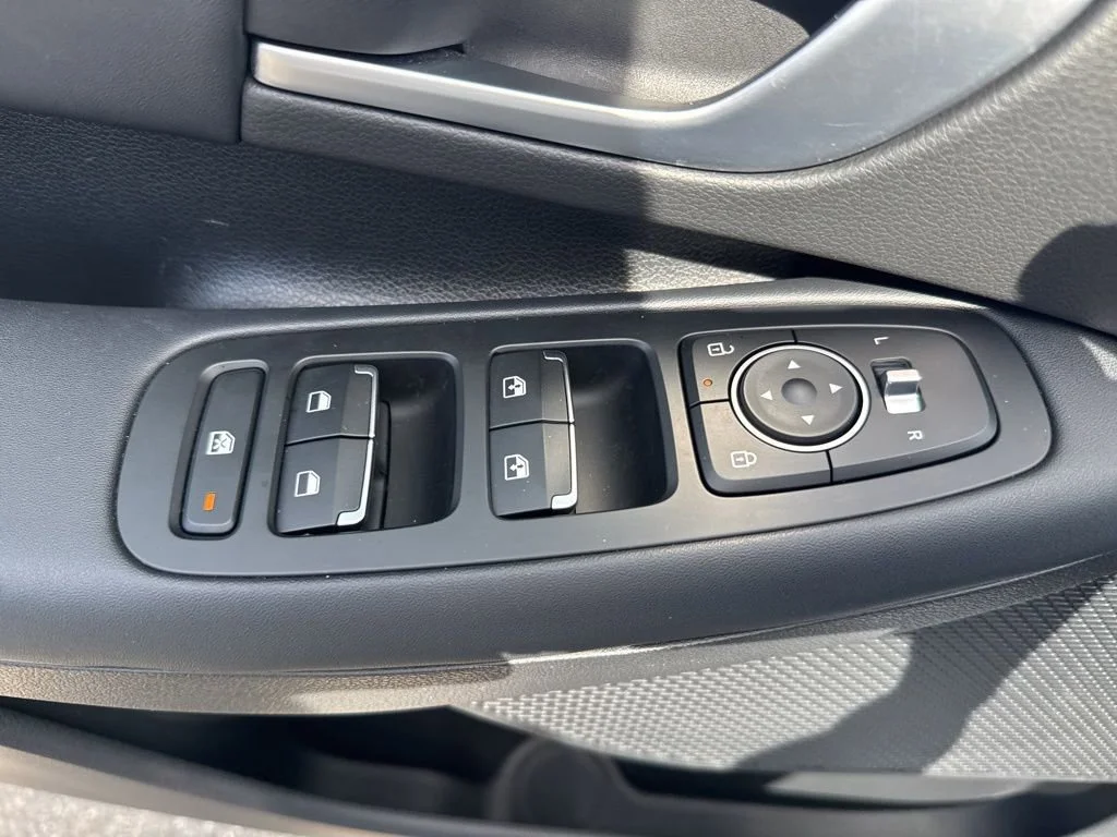 Used 2025 White Hyundai SEL image 28