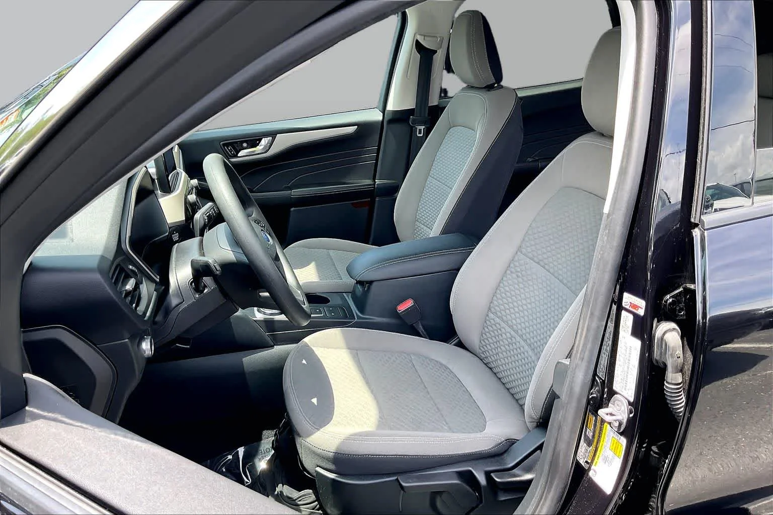 Used 2021 Agate Black Metallic Ford SE image 25