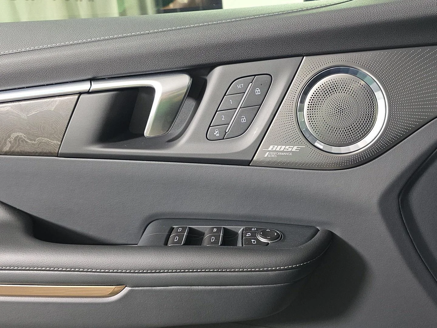 Used 2026 Ebony Twilight Metallic Buick Avenir image 15