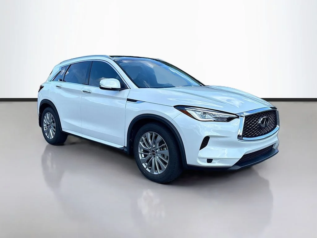 Used 2023 White INFINITI LUXE image 1