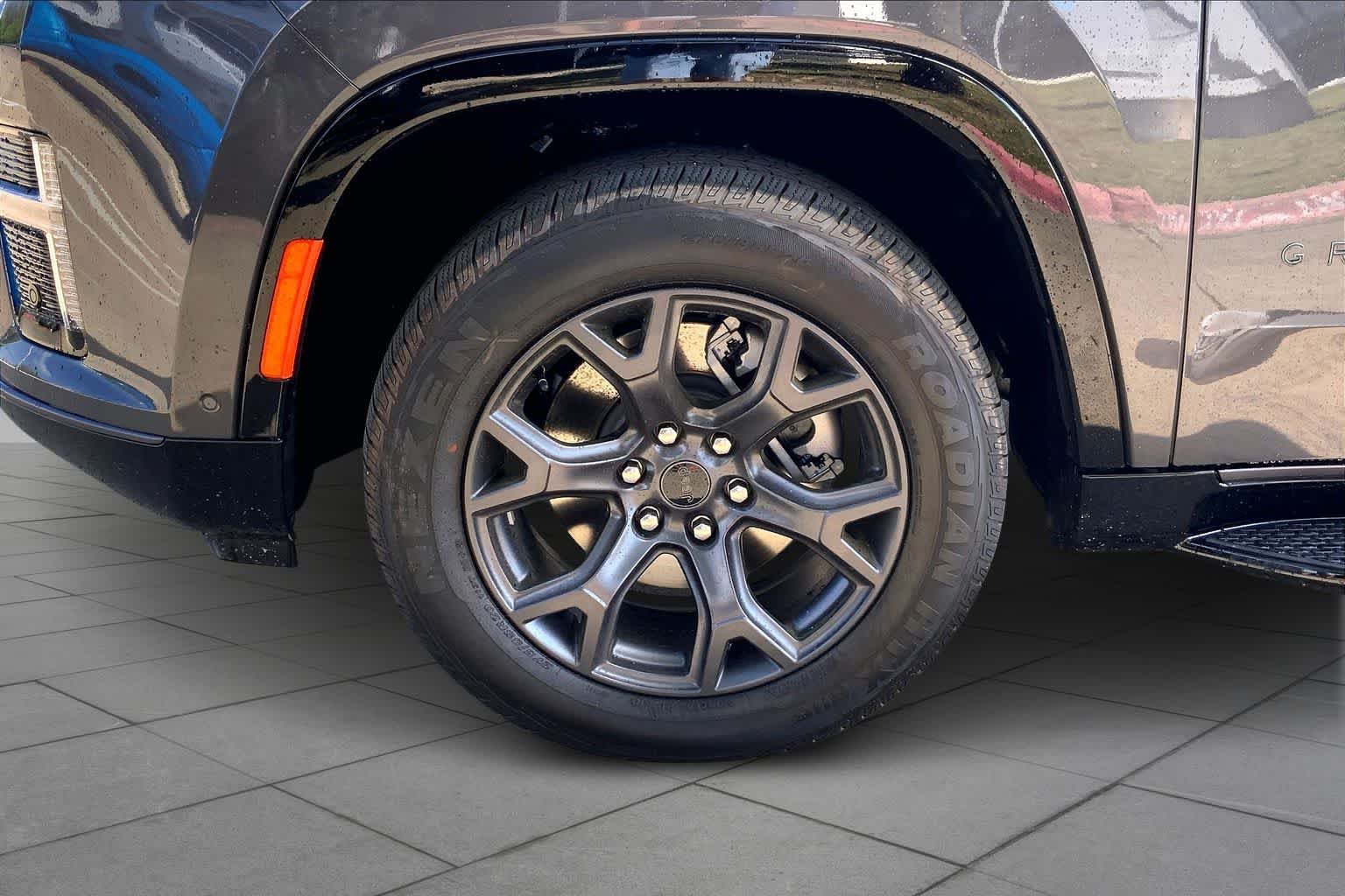 New 2026 Baltic-Gray Metallic Clear-Coat Exterior Paint Jeep Limited Altitude image 11