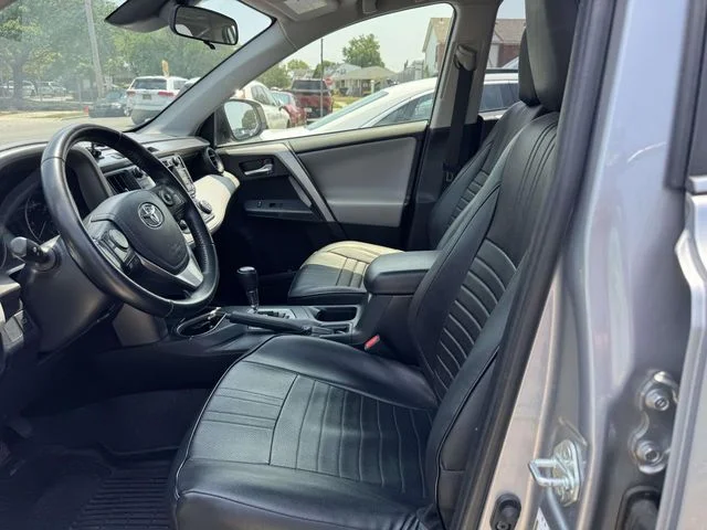 Used 2018 Silver Toyota XLE image 20