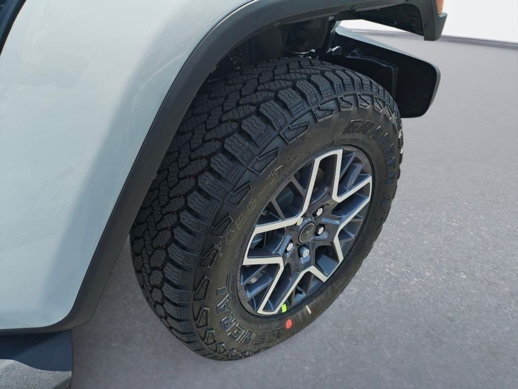 New 2026 Bright White Clear-Coat Exterior Paint Jeep Sahara image 13
