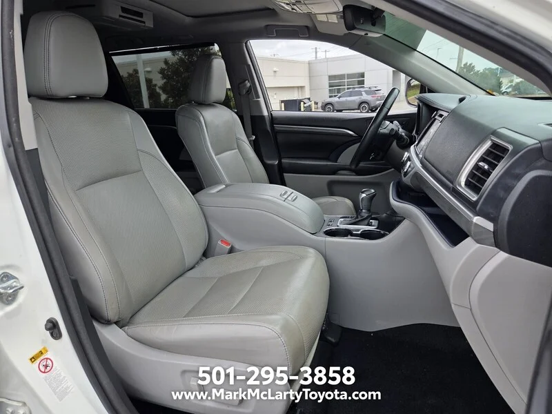 Used 2017 Blizzard Pearl TOYOTA LIMITED V6 FWD image 16