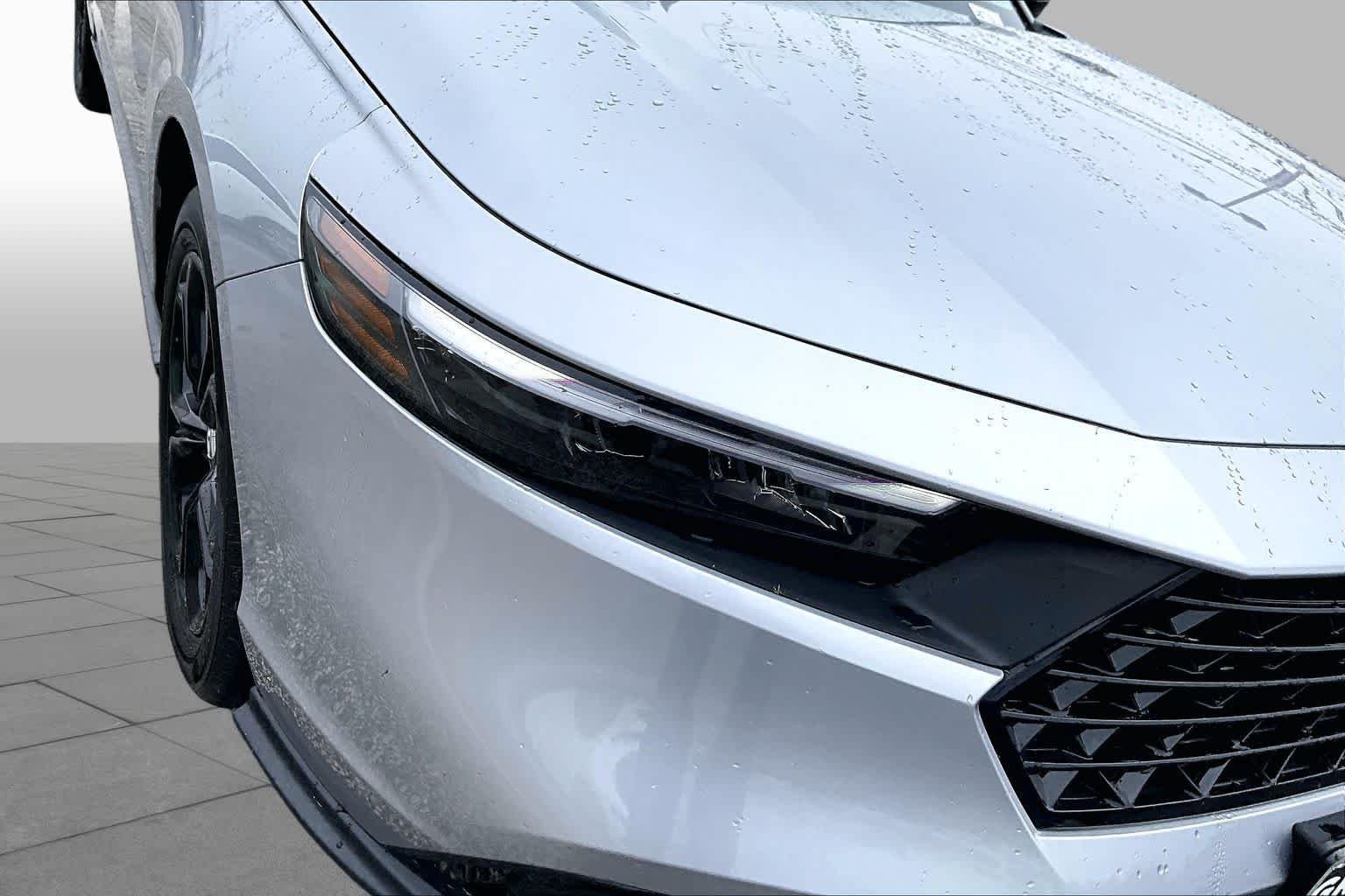 Used 2025 Solar Silver Metallic Honda SE image 26
