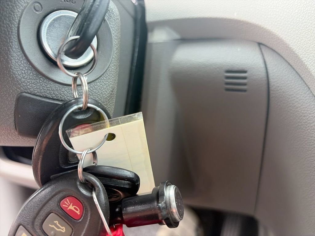 Used 2009 Silver Chevrolet LT image 23