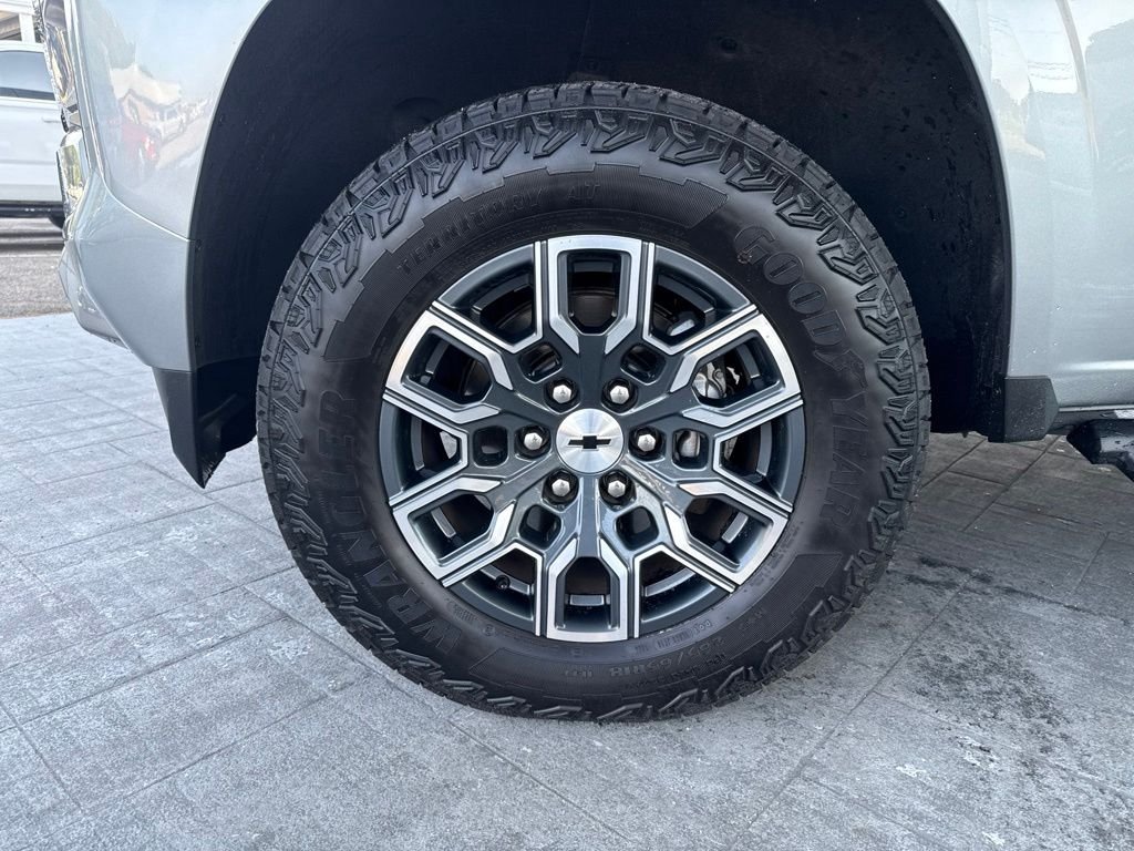 Used 2025 Gray Chevrolet Z71 image 16