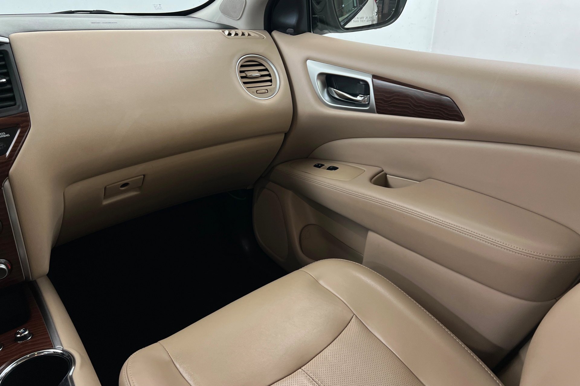 Used 2020 Pearl White Tricoat Nissan Platinum image 11