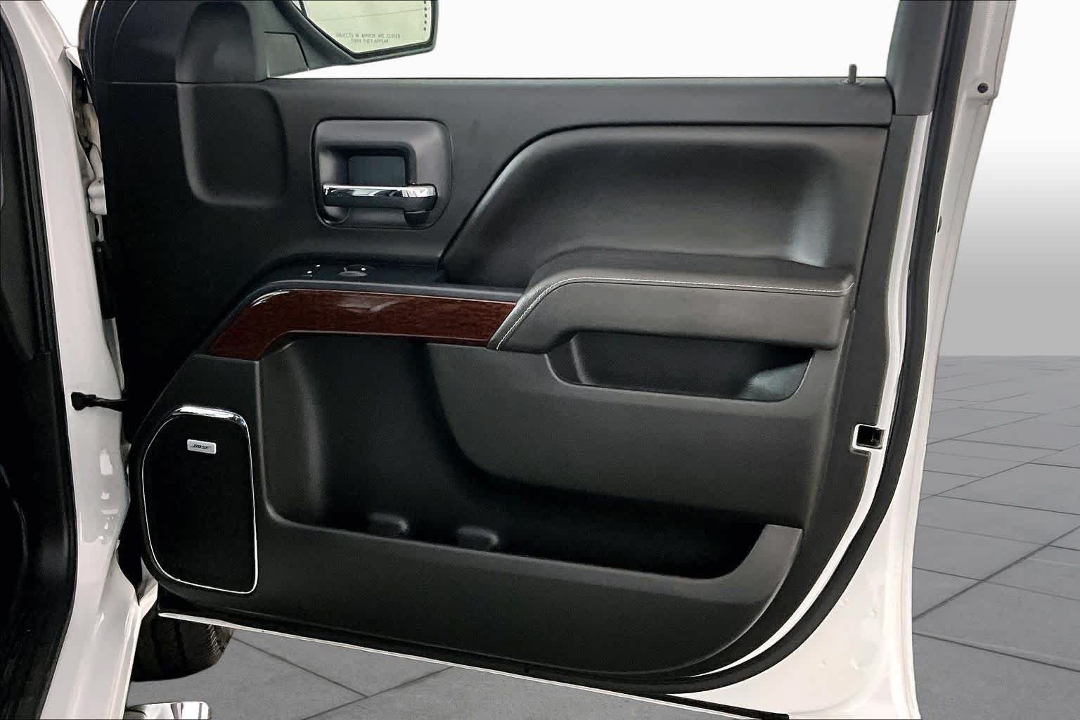 Used 2017 White Frost Tricoat GMC SLT image 22