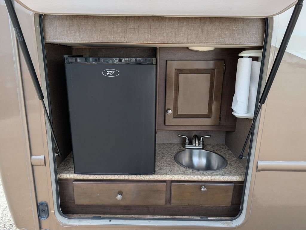 Used 2017 Beige Thor Windsport 29M image 6