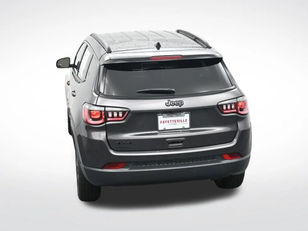 Used 2024  Jeep Latitude image 27