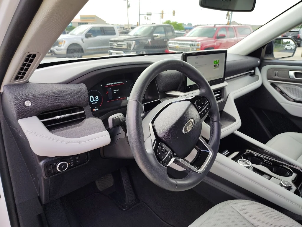 Used 2025 Star White Ford Platinum image 11