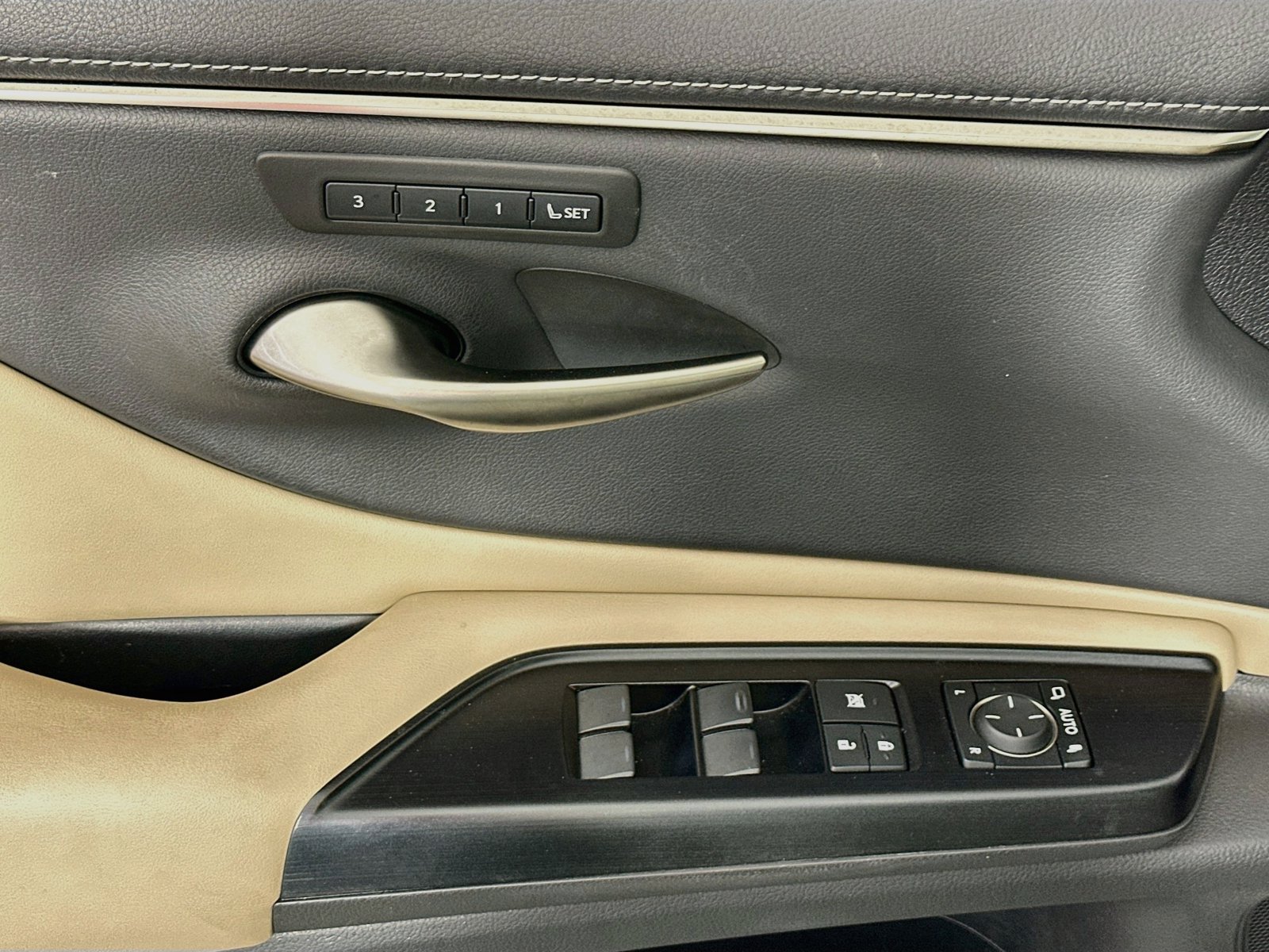Used 2020 Sunlit Green Lexus 300h image 18